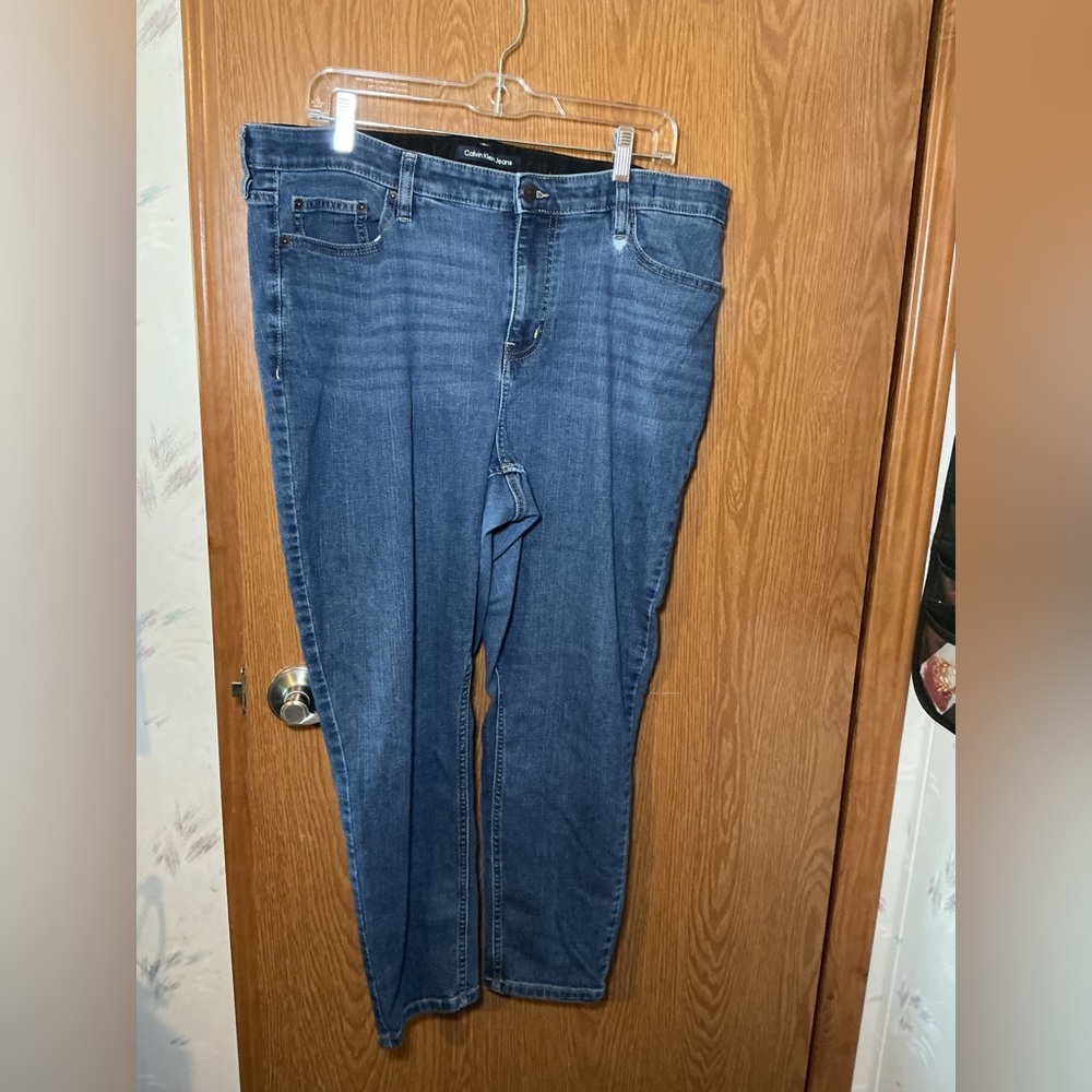 Calvin Klein Jeans 18W Straight Leg Medium Wash Denim - Picture 2 of 4